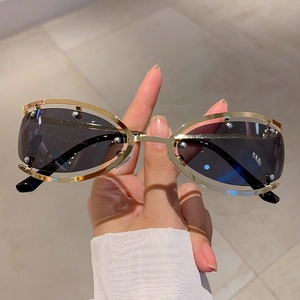 Détail de la monture en métal doré avec rivets sur les lunettes de soleil Y2K