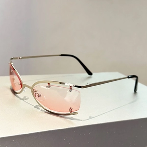 Détail de lunettes Y2K sans monture, verres dégradés roses et structure en métal argenté