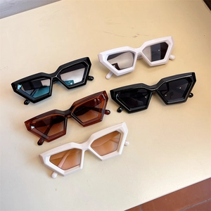 Collection de lunettes de soleil géométriques avec montures angulaires en plusieurs couleurs