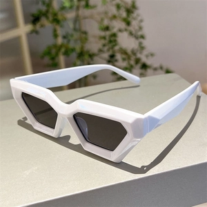 Gros plan de lunettes de soleil œil de chat géométriques blanches avec des verres foncés