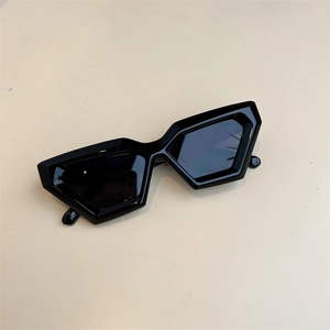Détail de lunettes de soleil géométriques noires avec verres de protection UV