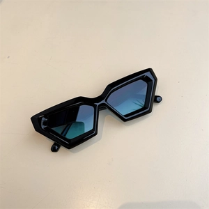 Vue détaillée de dessus des lunettes de soleil géométriques noires au fini brillant