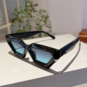 Détail de lunettes de soleil œil de chat rétro avec monture noire et verres dégradés