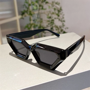 Vue détaillée des lunettes de soleil œil de chat à monture noire et verres gris foncé