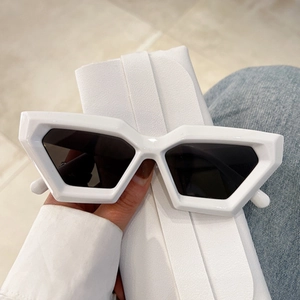 Lunettes de soleil œil-de-chat géométriques blanches avec étui en cuir assorti