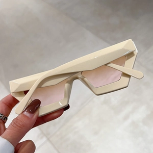 Lunettes de soleil œil-de-chat beige avec monture géométrique audacieuse et verres roses