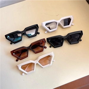 Lunettes de soleil œil de chat chic avec montures géométriques en noir, blanc et ambre