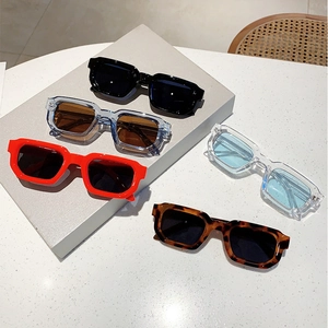 Lunettes de soleil carrées rétro en noir, rouge et écaille avec monture large