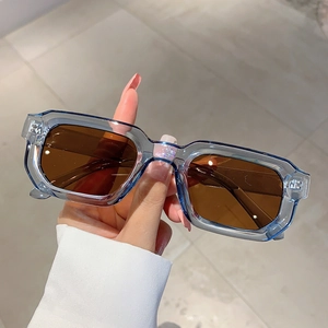 Vue détaillée de lunettes de soleil carrées bleues avec verres marron protecteurs