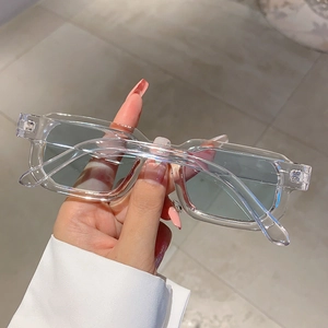 Gros plan de lunettes de soleil carrées rétro avec monture transparente et verres bleus