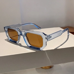 Détail macro de lunettes rétro carrées avec monture bleue et verres ambrés