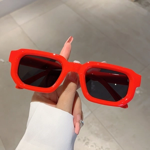 Lunettes de soleil rétro rouges carrées à monture épaisse avec verres foncés chic