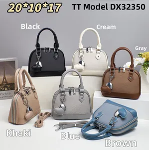 Vue détaillée de six sacs à main tressés de style coquillage en plusieurs couleurs et charms