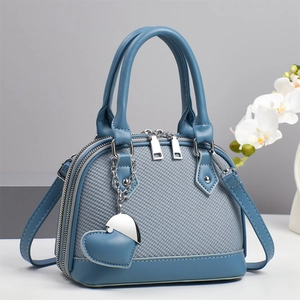 Sac à main bleu élégant pour femme avec texture tissée et pendentif en cœur