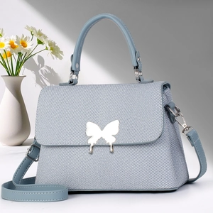 Borsa a tracolla azzurra con chiusura a farfalla argentata e tracolla rimovibile