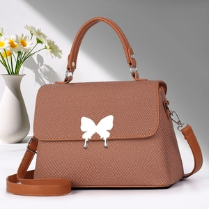 Borsa a tracolla intrecciata marrone da donna con fibbia a farfalla bianca e manico