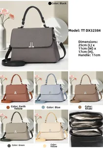 Detailansicht der stilvollen Handtasche mit drei Innenfächern und JL-Metallemblem