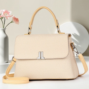 Detail der cremefarbenen gewebten Schultertasche mit elegantem silbernem LL Drehverschluss