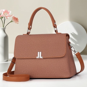 Damenhandtasche in Karamellbraun mit Textur, Silberlogo und abnehmbarem Schultergurt
