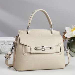 Detail der beige Leder-Pillow-Bag mit silbernem Kettenschloss und elegantem Tragegriff