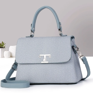 Borsa a mano azzurra chic con fibbia in metallo T-G e tracolla regolabile per donna
