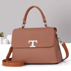 Borsa tote marrone in pelle e tessuto con fibbia a T in metallo e tracolla rimovibile