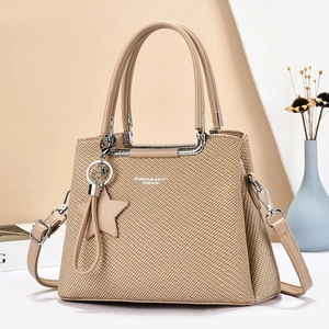 Sac à main tissé beige avec pendentif étoile et doubles poignées en vue de face