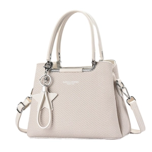 Sac à main beige élégant à texture tissée avec ferrures argentées et pendentif étoile