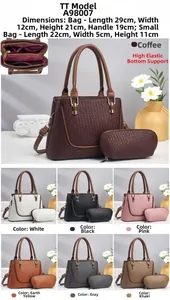 Détail de la texture tressée du sac cabas et de la bandoulière avec intérieur à compartiments