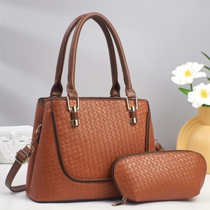 Ensemble sac à main marron avec motif tressé, pochette assortie et bandoulière réglable