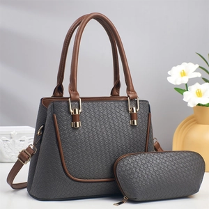 Sac à main gris foncé à motif tressé avec poignées marron et petite pochette assortie