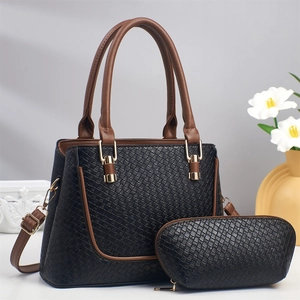 Détail du grand sac cabas noir tissé et sa pochette avec anses en cuir marron