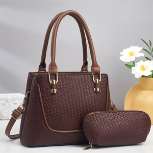 Détail du sac cabas tressé avec pochette zippée assortie et ferrures métalliques dorées