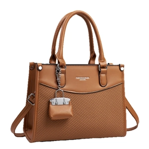 Sac à main marron en cuir avec texture tissée, doubles poignées et mini-sac assorti
