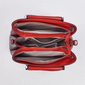 Vue détaillée de l'intérieur du sac à main rouge avec trois compartiments et fermeture