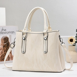 Borsa a mano minimalista beige in morbida pelle con dettagli in metallo argento