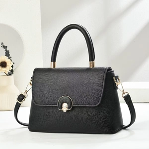 Borsa a mano minimalista in pelle martellata nera con chiusura girevole dorata e tracolla