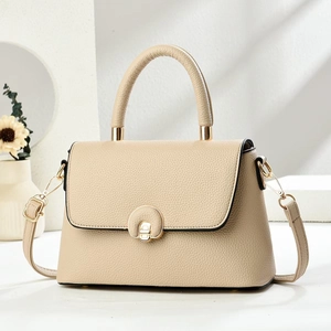 Elegante borsa a tracolla in pelle martellata beige con chiusura a scatto dorata