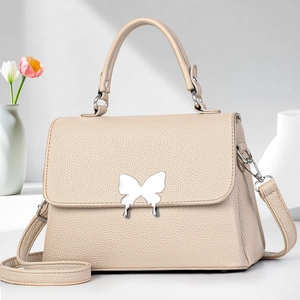 Schicke beige Handtasche aus Litschi-Leder mit silberner Schmetterlingsschließe