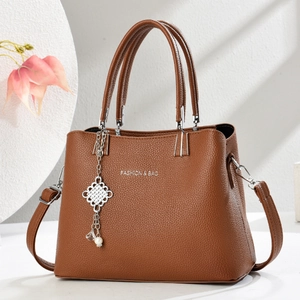 Sac bandoulière Boston en cuir marron avec charm perle et logo Fashion & Bag