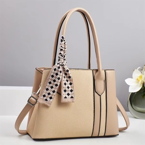 Sac à main beige minimaliste avec foulard et surpiqûres contrastées sur fond neutre