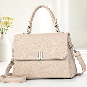Sac à main élégant beige en cuir grainé pour femme avec boucle en L argentée et bandoulière