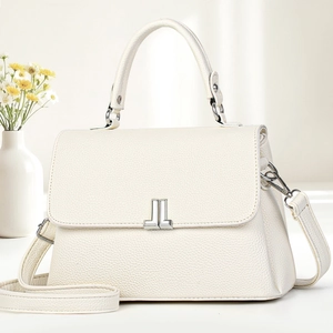 Sac à main élégant en cuir blanc crème avec fermoir argenté et décor de fleurs