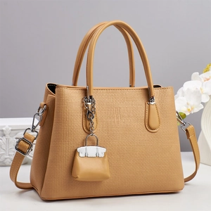 Sac à main élégant en cuir grainé camel avec poignées rondes et bandoulière réglable