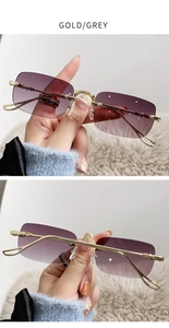 Détail de lunettes de soleil rectangulaires sans monture avec verres dégradés violets