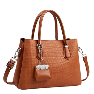 Sac à main marron à texture tressée avec poignées et bandoulière réglable pour femme