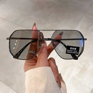 Detail of photochromic lenses and metal frame on large geometric sunglasses, model DYD 5087