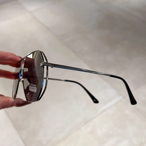 Polarized aviator sunglasses with dark grey TAC lenses and a double-bridge metal frame