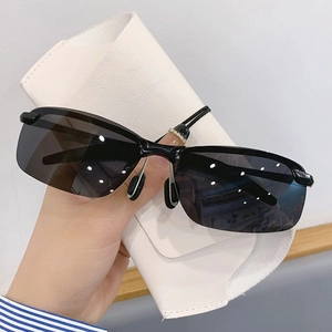 Occhiali da sole polarizzati con lenti nere e custodia in pelle bianca in stile minimalista