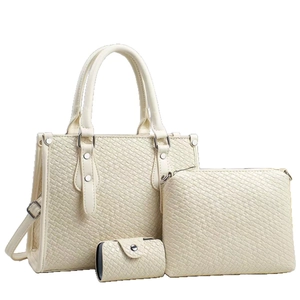 Set di tre borse beige intrecciate composto da borsa a mano, tracolla e portacarte